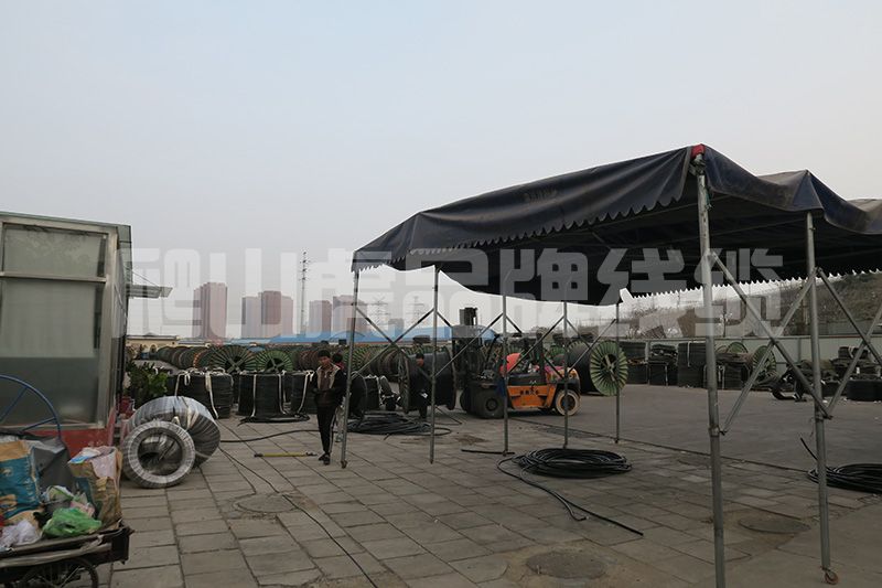 橡套電纜的橡皮發(fā)粘和銅絲發(fā)黑的原因從下面兩個(gè)方面來分析   橡套電纜是由多股的細(xì)銅絲為導(dǎo)體，外包橡膠絕緣和橡膠護(hù)套的一種柔軟可移動(dòng)的電纜品種。 一般來講，包括通用橡套軟電纜，電焊機(jī)電纜，潛水電機(jī)電纜，無線電裝置電纜和攝影光源電纜等品種。銅絲發(fā)黑的原因是多種因素造成的，不僅僅是橡皮的配方問題，還與銅絲本身所處的狀態(tài)、橡膠加工工藝、橡膠硫化工藝、電纜的結(jié)構(gòu)、護(hù)套橡膠配方、生產(chǎn)環(huán)境等諸多因素有關(guān)。下面爬山虎電力線纜小編為您介紹下：    橡皮發(fā)粘和銅絲發(fā)黑的原因分析  銅絲本身的原因在廿世紀(jì)五十到六十年代，國內(nèi)大多數(shù)廠家均使用普通銅桿，銅含量為99.99%，均為有氧銅桿，生產(chǎn)方法都是銅錠加熱后經(jīng)多道壓延后制得黑色銅桿，經(jīng)過大、中、小拉將銅桿制成比較細(xì)的銅絲。因?yàn)殂~本身不是無氧銅，在加工過程中銅絲表面難免出現(xiàn)氧化。到了廿世紀(jì)八十年代，國內(nèi)引進(jìn)了無氧銅桿的先進(jìn)生產(chǎn)技術(shù)，以及國內(nèi)自行開發(fā)的無氧銅桿生產(chǎn)技術(shù)，使整個(gè)電線電纜行業(yè)均用上了無氧銅桿，這無疑是改善了銅絲的發(fā)黑問題。但由于對(duì)銅桿的加工，特別是韌煉工藝的掌握以及加工好的銅線芯存放的條件不好，使銅線芯本身已有輕微的氧化，這也是銅絲發(fā)黑的原因之一。    橡膠配方的原因廿世紀(jì)五十年代，橡膠絕緣均采用天然膠和丁苯膠并用配方。由于絕緣橡皮直接與銅線接觸，所以就不能直接使用硫磺作硫化劑，即使用很少的硫磺也會(huì)使銅線發(fā)黑。必須使用一些能夠分解出游離硫的化合物，如前面提到過的促進(jìn)劑TMTD、硫化劑VA-7，同時(shí)還要配合一些硫化促進(jìn)劑來提高硫化速度和硫化程度，確保絕緣橡皮的物理機(jī)械性能和電氣性能。    但從絕緣橡皮的彈性、強(qiáng)力和永久變形看，都不如加有硫磺的橡皮（如果不考慮銅絲發(fā)黑的話）。幾十年的實(shí)踐已經(jīng)證實(shí)TMTD無法解決銅絲的發(fā)黑問題。另外，絕緣橡皮要有各種顏色，紅、藍(lán)、黃、綠、黑是基本顏色，這些顏色的出現(xiàn)也會(huì)促使橡皮發(fā)粘和銅絲發(fā)黑。配方中的主要填充劑是輕質(zhì)碳酸鈣和滑石粉，由于價(jià)格的關(guān)系，有些廠家為了降低成本，用價(jià)格特別便宜的碳酸鈣和滑石粉，這些填充劑粒子粗、游離堿的含量大、雜質(zhì)多，所以物理機(jī)械性能比較差，電性能不好，還容易造成銅絲發(fā)黑。還有的廠用活性超細(xì)碳酸鈣來提高絕緣橡皮的物理機(jī)械性能，而活性鈣多數(shù)是用硬脂酸來處理的，這種酸也是促使銅絲發(fā)黑的原因。    硫化劑VA-7的使用，可以改善銅絲發(fā)黑，但由于硫化程度不夠，橡皮的永久變形大，會(huì)造成橡皮發(fā)粘。特別是加入促進(jìn)劑ZDC以后，提高了硫化速度，為了防止焦燒，還要加入促進(jìn)劑DM來延緩焦燒時(shí)間。    從促進(jìn)劑ZDC的結(jié)構(gòu)看，是在TETD結(jié)構(gòu)中兩個(gè)相連接的硫中間接上一個(gè)金屬鋅，結(jié)構(gòu)式為： S S H5C2 ‖ ‖ H5C2 ＞N-C-S-Zn-S-C-N＜ H5C2 H5C2 與TETD結(jié)構(gòu)式 S S H5C2 ‖ ‖ H5C2 ＞N-C-S-S-C-N＜ H5C2 H5C2 十分接近，在配方中還無法避開和秋蘭姆相似的結(jié)構(gòu)銅絲發(fā)黑可能時(shí)間略長(zhǎng)一點(diǎn)，但沒有從根本上解決。    正在上傳...    從電線電纜結(jié)構(gòu)分析  銅的催化老化是橡皮發(fā)粘的重要原因前蘇聯(lián)電纜科學(xué)研究院試驗(yàn)證明：硫化過程中銅從與橡膠接觸處滲入到絕緣橡膠中，1.0-2.0mm厚度的絕緣橡皮含銅0.009-0.0027%。眾所周知，微量銅對(duì)橡皮有極大的破壞作用，也就是我們通常說的重金屬對(duì)橡膠的催化老化。    在絕緣硫化過程中，秋蘭姆析出若干游離硫與銅反應(yīng)，形成活性含銅基團(tuán)： CH3 │ CH2-CH-C-CH2- │ │ S S │ │ Cu Cu 在老化時(shí)，較弱的-S-S-鍵斷裂，形成活性含銅基：Cu-S-，它與橡膠作用，同時(shí)與氧作用，破壞橡膠的長(zhǎng)鍵分子，使橡膠變軟變粘，是低分子鏈的組合。    法國橡膠研究院研究發(fā)粘重現(xiàn)問題時(shí)也指出：如果橡膠中含有有害的金屬，如：銅、錳等重金屬鹽類，那么不管促進(jìn)劑的種類，均會(huì)發(fā)生橡膠發(fā)粘現(xiàn)象。    橡套電纜中硫磺向絕緣橡皮和銅線表面的遷移前蘇聯(lián)科學(xué)家應(yīng)用放射性同位素證實(shí)了電纜護(hù)套橡膠中硫擴(kuò)散的可能性。以天然橡膠為基的硫化膠中，在130-150℃的溫度下，游離硫的擴(kuò)散系數(shù)約為10-6cm2/s。    連續(xù)硫化的生產(chǎn)廠，硫化護(hù)套橡膠時(shí)，溫度在185-200℃之間，這個(gè)擴(kuò)散的系數(shù)就更大。由于橡套游離硫的擴(kuò)散，改變了秋蘭姆橡膠的結(jié)構(gòu)，可能形成多硫鍵。這些多硫化合物通過化學(xué)分解和化合實(shí)現(xiàn)遷移，即