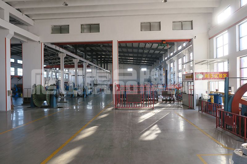 橡套電纜的橡皮發(fā)粘和銅絲發(fā)黑的原因從下面兩個(gè)方面來分析   橡套電纜是由多股的細(xì)銅絲為導(dǎo)體，外包橡膠絕緣和橡膠護(hù)套的一種柔軟可移動(dòng)的電纜品種。 一般來講，包括通用橡套軟電纜，電焊機(jī)電纜，潛水電機(jī)電纜，無線電裝置電纜和攝影光源電纜等品種。銅絲發(fā)黑的原因是多種因素造成的，不僅僅是橡皮的配方問題，還與銅絲本身所處的狀態(tài)、橡膠加工工藝、橡膠硫化工藝、電纜的結(jié)構(gòu)、護(hù)套橡膠配方、生產(chǎn)環(huán)境等諸多因素有關(guān)。下面爬山虎電力線纜小編為您介紹下：    橡皮發(fā)粘和銅絲發(fā)黑的原因分析  銅絲本身的原因在廿世紀(jì)五十到六十年代，國內(nèi)大多數(shù)廠家均使用普通銅桿，銅含量為99.99%，均為有氧銅桿，生產(chǎn)方法都是銅錠加熱后經(jīng)多道壓延后制得黑色銅桿，經(jīng)過大、中、小拉將銅桿制成比較細(xì)的銅絲。因?yàn)殂~本身不是無氧銅，在加工過程中銅絲表面難免出現(xiàn)氧化。到了廿世紀(jì)八十年代，國內(nèi)引進(jìn)了無氧銅桿的先進(jìn)生產(chǎn)技術(shù)，以及國內(nèi)自行開發(fā)的無氧銅桿生產(chǎn)技術(shù)，使整個(gè)電線電纜行業(yè)均用上了無氧銅桿，這無疑是改善了銅絲的發(fā)黑問題。但由于對(duì)銅桿的加工，特別是韌煉工藝的掌握以及加工好的銅線芯存放的條件不好，使銅線芯本身已有輕微的氧化，這也是銅絲發(fā)黑的原因之一。    橡膠配方的原因廿世紀(jì)五十年代，橡膠絕緣均采用天然膠和丁苯膠并用配方。由于絕緣橡皮直接與銅線接觸，所以就不能直接使用硫磺作硫化劑，即使用很少的硫磺也會(huì)使銅線發(fā)黑。必須使用一些能夠分解出游離硫的化合物，如前面提到過的促進(jìn)劑TMTD、硫化劑VA-7，同時(shí)還要配合一些硫化促進(jìn)劑來提高硫化速度和硫化程度，確保絕緣橡皮的物理機(jī)械性能和電氣性能。    但從絕緣橡皮的彈性、強(qiáng)力和永久變形看，都不如加有硫磺的橡皮（如果不考慮銅絲發(fā)黑的話）。幾十年的實(shí)踐已經(jīng)證實(shí)TMTD無法解決銅絲的發(fā)黑問題。另外，絕緣橡皮要有各種顏色，紅、藍(lán)、黃、綠、黑是基本顏色，這些顏色的出現(xiàn)也會(huì)促使橡皮發(fā)粘和銅絲發(fā)黑。配方中的主要填充劑是輕質(zhì)碳酸鈣和滑石粉，由于價(jià)格的關(guān)系，有些廠家為了降低成本，用價(jià)格特別便宜的碳酸鈣和滑石粉，這些填充劑粒子粗、游離堿的含量大、雜質(zhì)多，所以物理機(jī)械性能比較差，電性能不好，還容易造成銅絲發(fā)黑。還有的廠用活性超細(xì)碳酸鈣來提高絕緣橡皮的物理機(jī)械性能，而活性鈣多數(shù)是用硬脂酸來處理的，這種酸也是促使銅絲發(fā)黑的原因。    硫化劑VA-7的使用，可以改善銅絲發(fā)黑，但由于硫化程度不夠，橡皮的永久變形大，會(huì)造成橡皮發(fā)粘。特別是加入促進(jìn)劑ZDC以后，提高了硫化速度，為了防止焦燒，還要加入促進(jìn)劑DM來延緩焦燒時(shí)間。    從促進(jìn)劑ZDC的結(jié)構(gòu)看，是在TETD結(jié)構(gòu)中兩個(gè)相連接的硫中間接上一個(gè)金屬鋅，結(jié)構(gòu)式為： S S H5C2 ‖ ‖ H5C2 ＞N-C-S-Zn-S-C-N＜ H5C2 H5C2 與TETD結(jié)構(gòu)式 S S H5C2 ‖ ‖ H5C2 ＞N-C-S-S-C-N＜ H5C2 H5C2 十分接近，在配方中還無法避開和秋蘭姆相似的結(jié)構(gòu)銅絲發(fā)黑可能時(shí)間略長(zhǎng)一點(diǎn)，但沒有從根本上解決。    正在上傳...    從電線電纜結(jié)構(gòu)分析  銅的催化老化是橡皮發(fā)粘的重要原因前蘇聯(lián)電纜科學(xué)研究院試驗(yàn)證明：硫化過程中銅從與橡膠接觸處滲入到絕緣橡膠中，1.0-2.0mm厚度的絕緣橡皮含銅0.009-0.0027%。眾所周知，微量銅對(duì)橡皮有極大的破壞作用，也就是我們通常說的重金屬對(duì)橡膠的催化老化。    在絕緣硫化過程中，秋蘭姆析出若干游離硫與銅反應(yīng)，形成活性含銅基團(tuán)： CH3 │ CH2-CH-C-CH2- │ │ S S │ │ Cu Cu 在老化時(shí)，較弱的-S-S-鍵斷裂，形成活性含銅基：Cu-S-，它與橡膠作用，同時(shí)與氧作用，破壞橡膠的長(zhǎng)鍵分子，使橡膠變軟變粘，是低分子鏈的組合。    法國橡膠研究院研究發(fā)粘重現(xiàn)問題時(shí)也指出：如果橡膠中含有有害的金屬，如：銅、錳等重金屬鹽類，那么不管促進(jìn)劑的種類，均會(huì)發(fā)生橡膠發(fā)粘現(xiàn)象。    橡套電纜中硫磺向絕緣橡皮和銅線表面的遷移前蘇聯(lián)科學(xué)家應(yīng)用放射性同位素證實(shí)了電纜護(hù)套橡膠中硫擴(kuò)散的可能性。以天然橡膠為基的硫化膠中，在130-150℃的溫度下，游離硫的擴(kuò)散系數(shù)約為10-6cm2/s。    連續(xù)硫化的生產(chǎn)廠，硫化護(hù)套橡膠時(shí)，溫度在185-200℃之間，這個(gè)擴(kuò)散的系數(shù)就更大。由于橡套游離硫的擴(kuò)散，改變了秋蘭姆橡膠的結(jié)構(gòu)，可能形成多硫鍵。這些多硫化合物通過化學(xué)分解和化合實(shí)現(xiàn)遷移，即